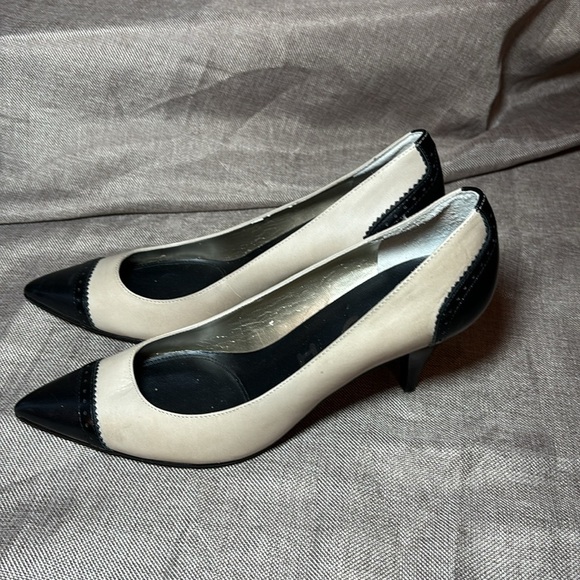 UNISA Women’s Two Tone Pointed Toe Pumps Size 7 - Picture 2 of 7